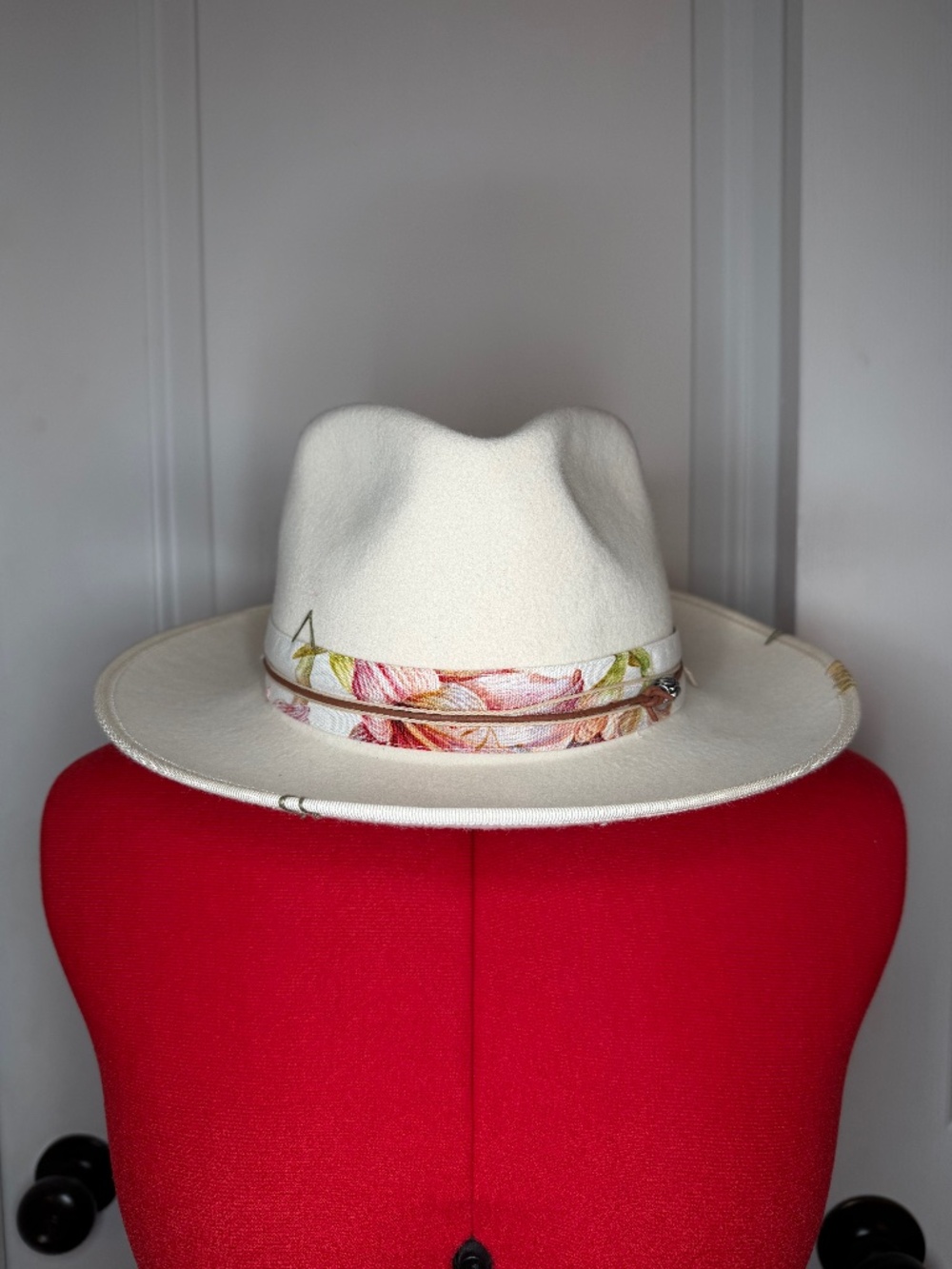 Ruediger Australian Wool Wide Brim Womens Hat Off White Floral Sz M - NWT